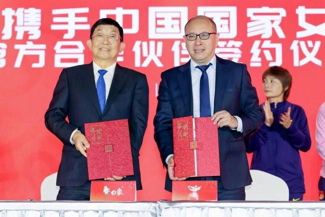 可是，从脚本设定逻辑来看，Selina在影片前半段的行动念头也让人感觉扯淡，且不说在一个完全漫画化的世界里猫女有那样的诉求是不是需要，就算在一个完全实际化的世界设定中，Selina也能够有没有数方式往到达目标N多实际题材的片子主人公们可以告知她若何做而没需要是以做出片中那种选择。